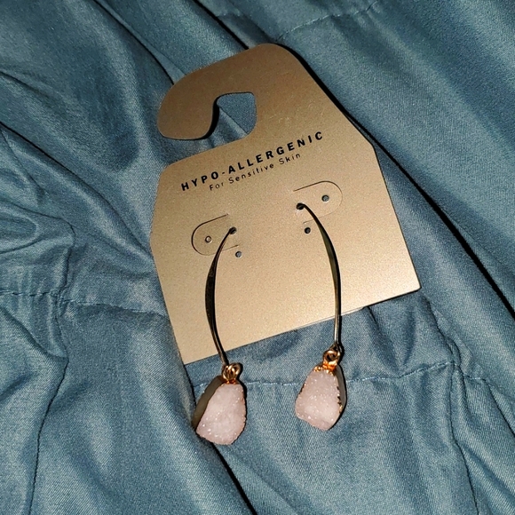 Au Natural Hypoallergenic Rose quartz like pink stone gold drop geode earrings - Picture 6 of 6